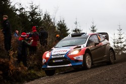 Rajd Wielkiej Brytanii: Robert Kubica 12. Prowadzi Sebastien Ogier