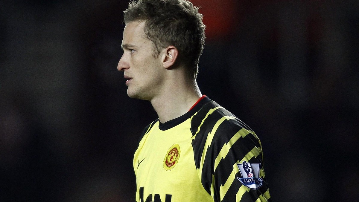 Anders Lindegaard nie wrócił z Londynu do Manchesteru razem z kolegami z drużyny. Duński golkiper zaspał i nie zdążył na zbiórkę drużyny. Sir Alex Ferguson stwierdził, że zespół nie będzie na niego czekał i odjechał ze stolicy Anglii.