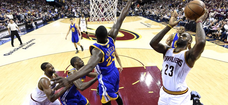 Liga NBA: Cavaliers pokonali Warriors w trzecim meczu finału. LeBron James zdobył 32 punkty