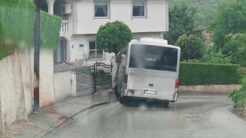Autobus udario u zid kuće