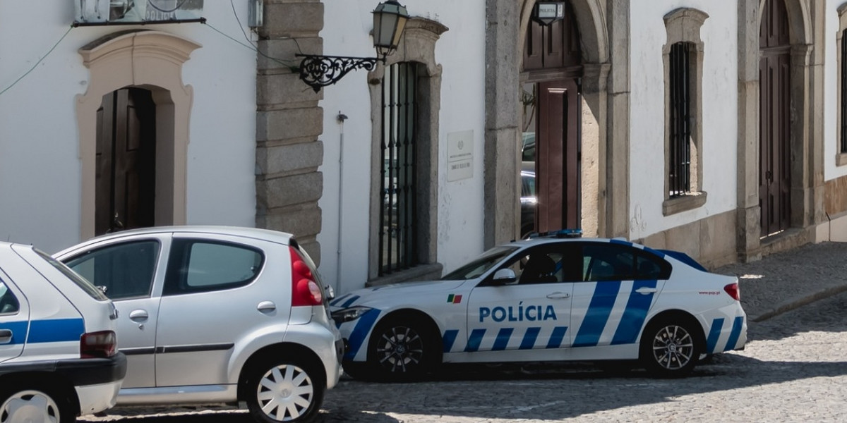 Kobieta przez 15 lat mieszkała ze zwłokami swojego ojca. Tę informację przekazała portugalska policja.