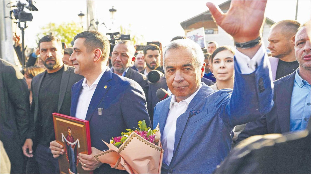 George Simion (trzeci z lewej) i Călin Georgescu (unoszący dłoń) podczas wiecu w podbukareszteńskiej gminie Mogoșoaia. Unieważnienie wyborów w Rumunii znalazło pretekst w DSA