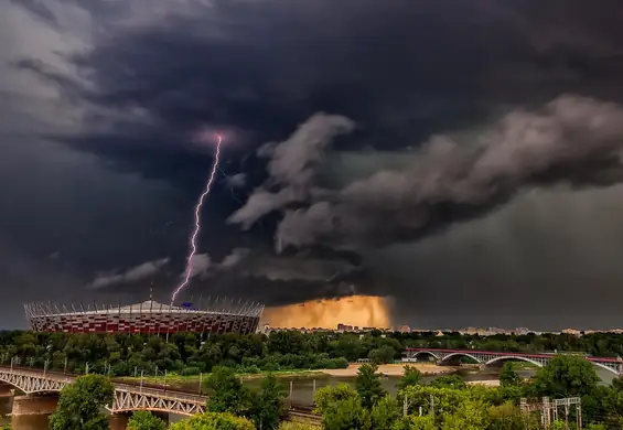 Widowiskowa burza nad Narodowym. O takim zdjęciu marzy każdy fotograf