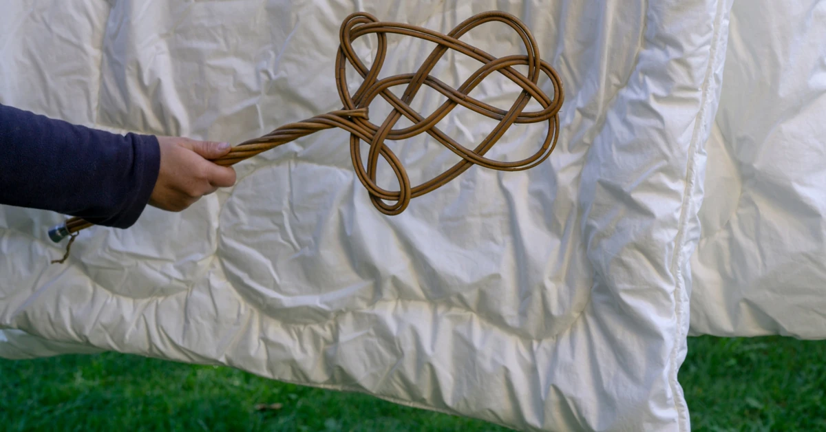 Surowy zakaz, o którym wiele osób zapomina. Za trzepanie dywanu grozi wysoki mandat