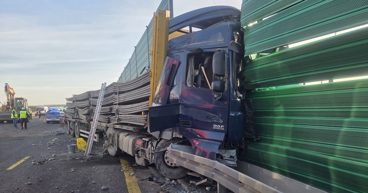 Ciężarówka z betonem staranowała bariery na S7. Ruch w okolicach Płońska sparaliżowany