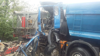 Szétszakad a kamion, beszorult a sofőr - Frontális teherautóbaleset Taksonynál