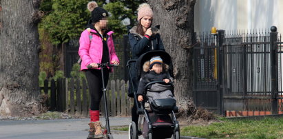 Marta Kaczyńska na spacerze z dziećmi