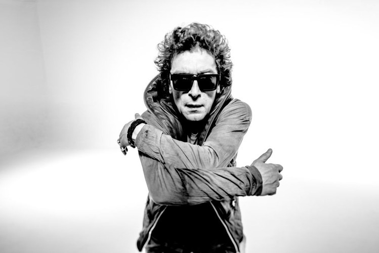 Janusz Panasewicz na zdjęciach z sesji do albumu 'Fotografie'