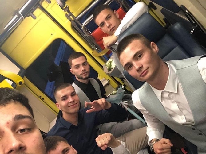 Maturanti Medicinske škole došli na maturu u sanitetu