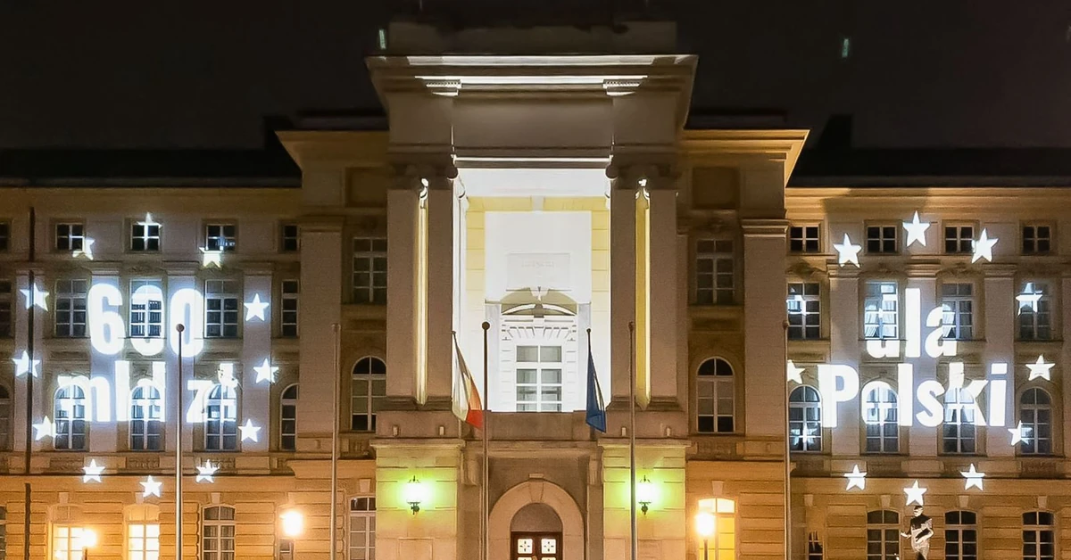 Nowa iluminacja na fasadzie budynku KPRM. 