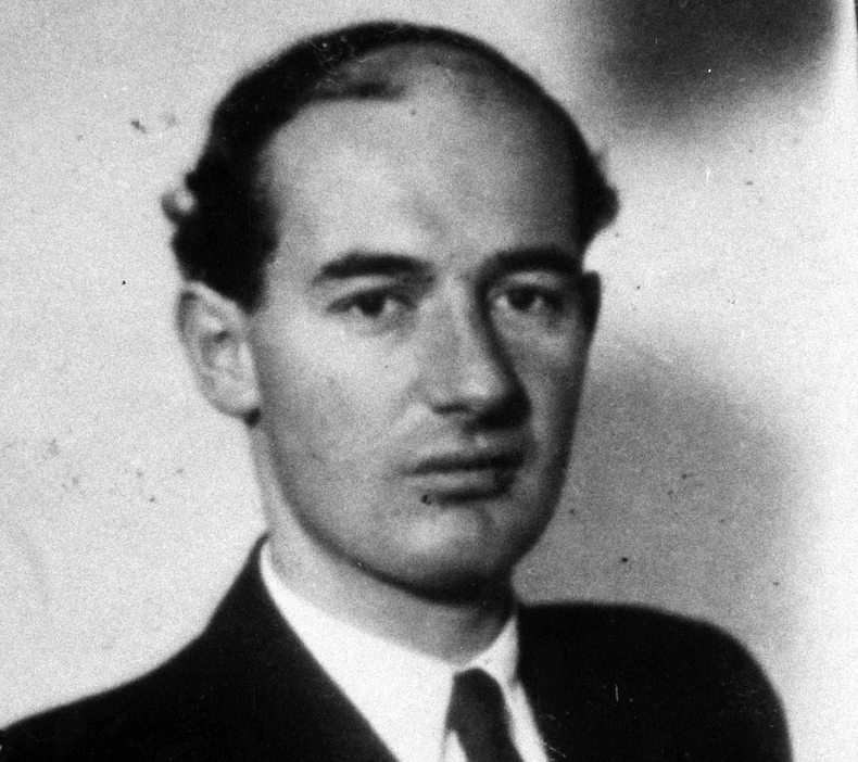 Popeo se na krov voza koji je kretao za Aušvic, i iz njega izvukao na stotine Jevreja