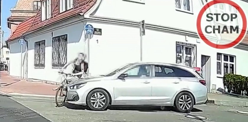 Koszmarny wypadek rowerzystki na Śląsku. Policja ukarała kierującą autem [FILM]