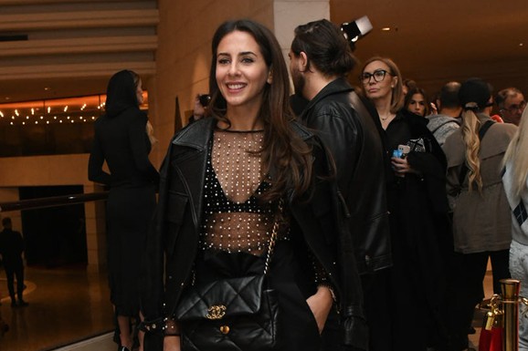 PRELEPA GLUMICA U PROVIDNOM, A JELENA TOMAŠEVIĆ ISTAKLA DEKOLTE Okupile se VIP face na reviji, tu su i poznati muzičar i bivša Uraganka (FOTO)