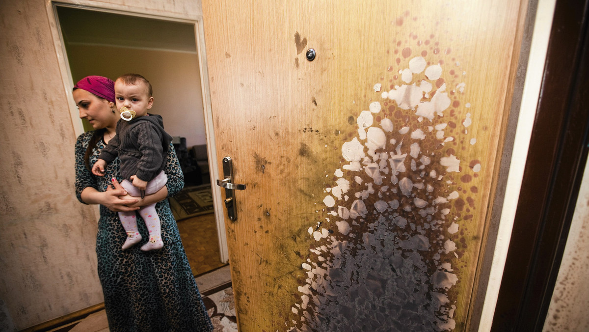 Bandyckie ataki na rodziny uchodźców. W poniedziałek rano podłożono ogień pod drzwi czeczeńskiej rodziny mieszkającej na osiedlu Zielone Wzgórza w Białymstoku. W mieszkaniu było pięcioro dorosłych i dwójka małych dzieci - donosi gazeta.pl. Podobny los spotkał rodzinę na osiedlu Leśna Dolina - informuje serwis poranny.pl.