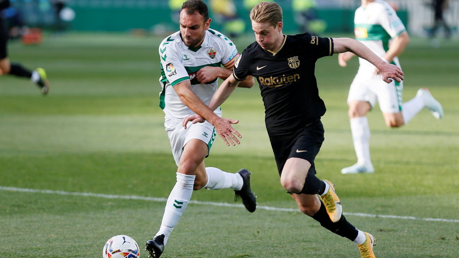 Gonzalo Verdu i  Frenkie De Jong (z prawej) podczas meczu Elche - FC Barcelona, 24.01.2021 r.