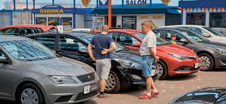 Czy Polacy aż tak bardzo „lubią” jeździć starymi samochodami? 