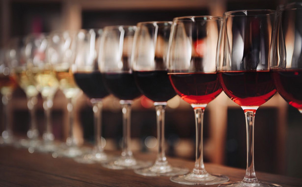 Francuzi piją coraz mniej czerwonego wina. Producenci rezygnują z interesu i starają się o odszkodowania