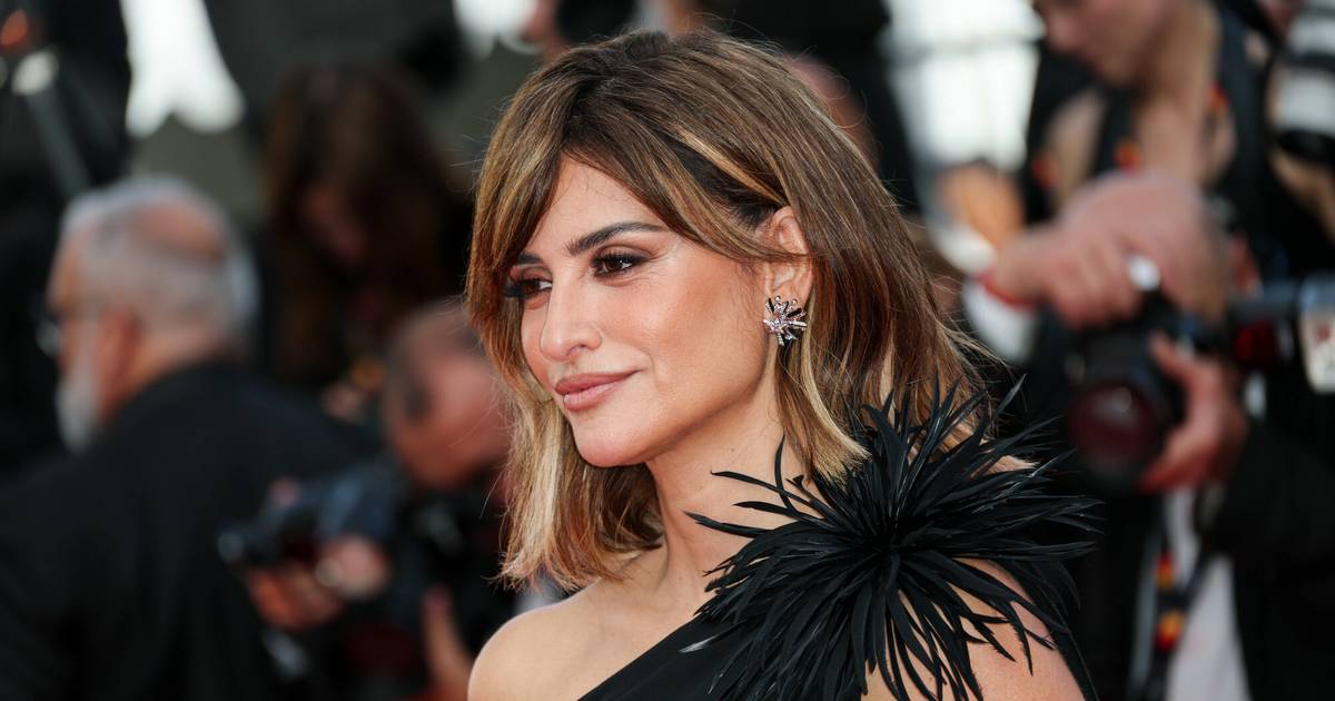 Penélope Cruz zachwyca w Cannes. 52-letnia gwiazda w kreacji Chanel z rozcięciem