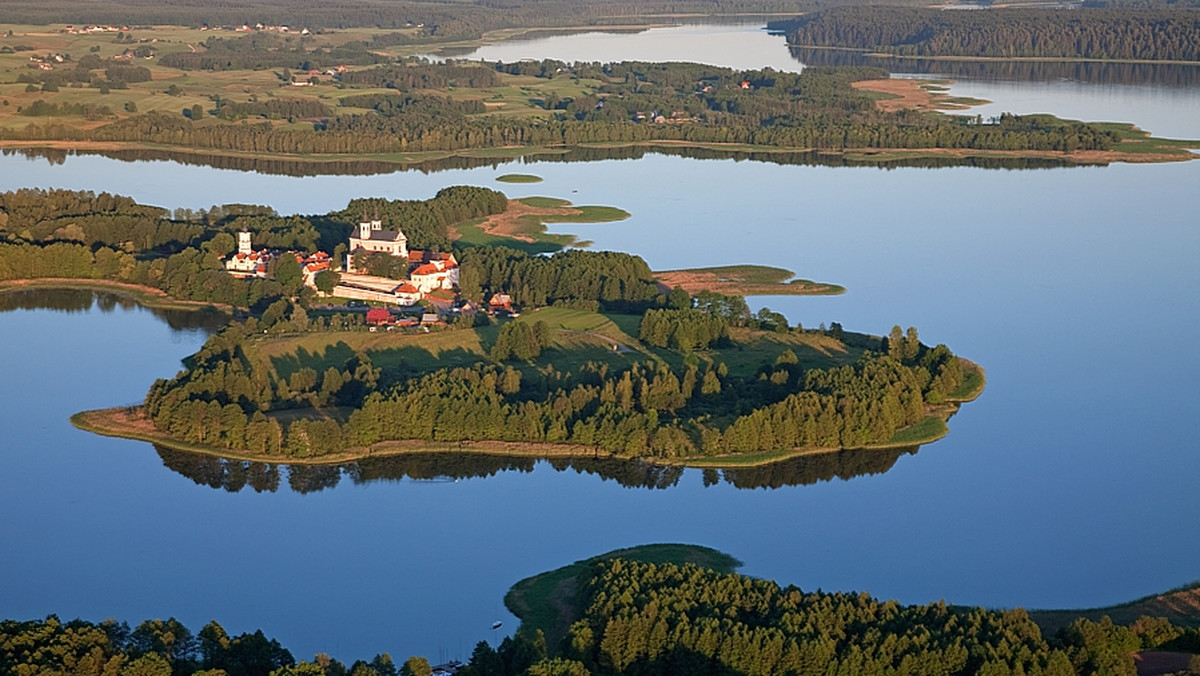 W sezonie 2011 r. Wigierski Park Narodowy odwiedziło - według wstępnych szacunków - 120 tys. turystów, o kilkanaście tysięcy osób mniej niż rok wcześniej - poinformowała PAP Barbara Perkowska, kierownik ds. udostępniania parku.