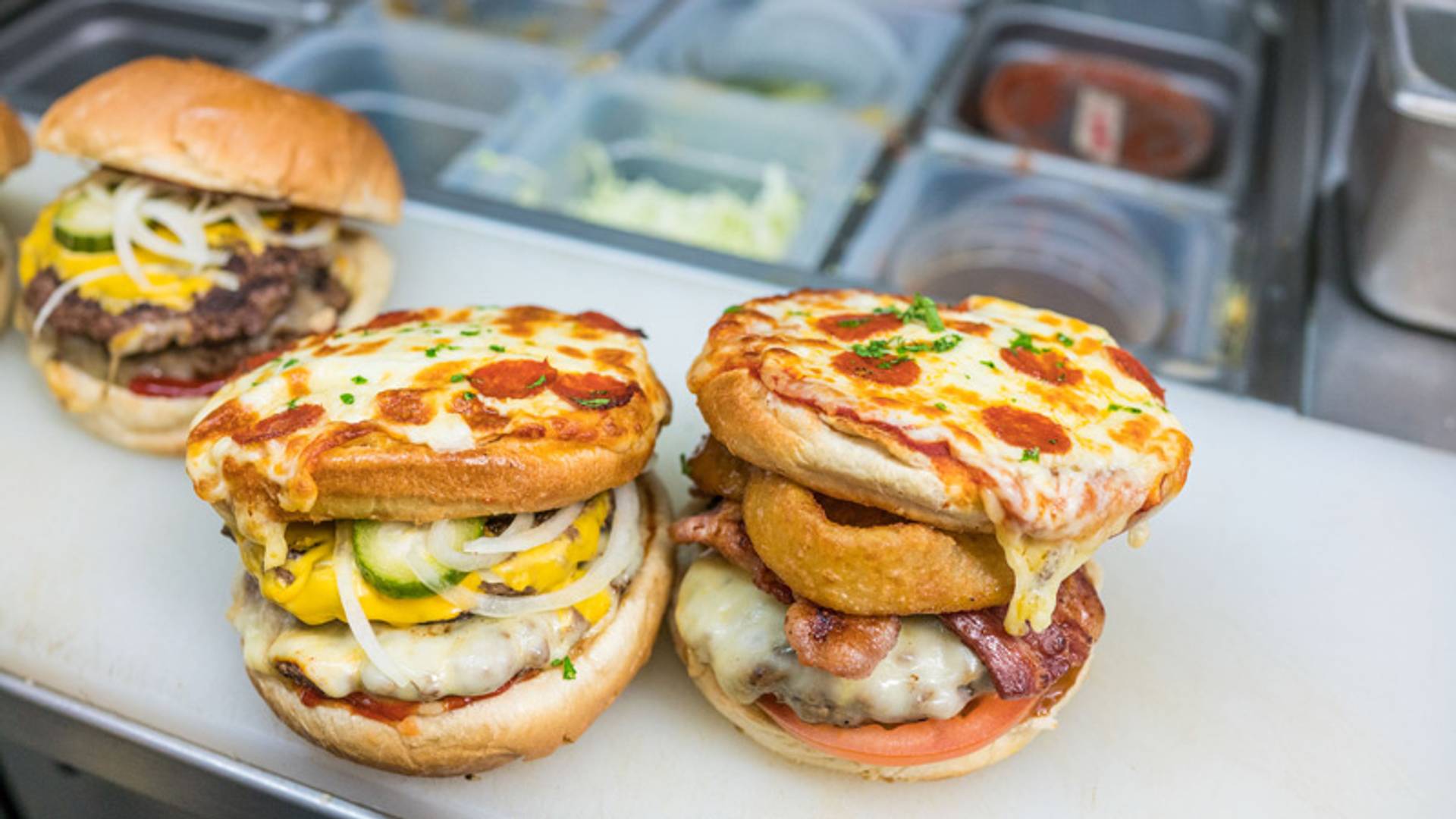 Бургеры в тесте. Пирог бургер. Бургеры в тесте. Бургер с рукколой. Гамбургер.