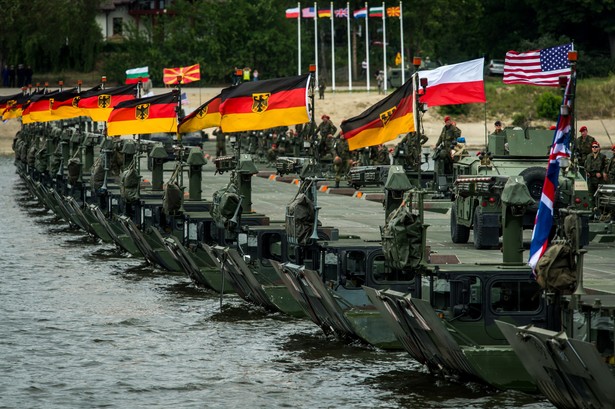 Chełmno. Budowa przeprawy promowej oraz mostu amfibijnego na Wiśle w ramach trwających ćwiczeń Anakonda-16. (zuz) PAP/Tytus Żmijewski