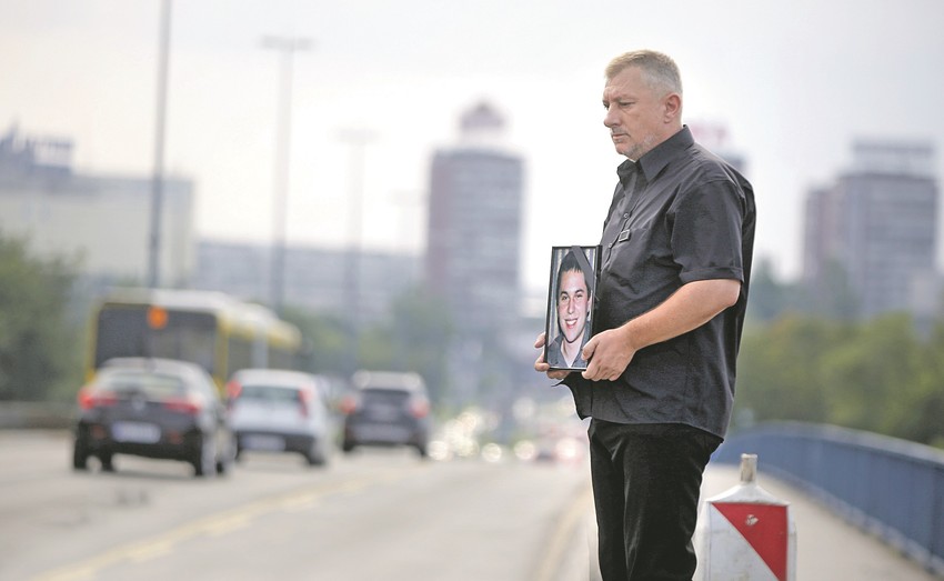 "Šta se desilo sa 'kantrimenom'?
Šta je istina?
Ako ga puste i ako se kaje, neka ode na grob mog Luke i neka zapali sveću", kaže Bojan Jovanović, otac stradalog mladića