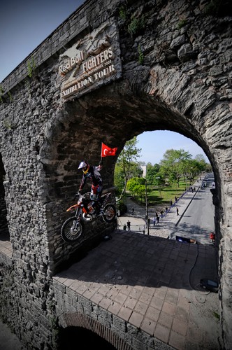 Dla zwiększenia dawki adrenaliny starają się trafić w otwór o wielkości kilku metrów kwadratowych...