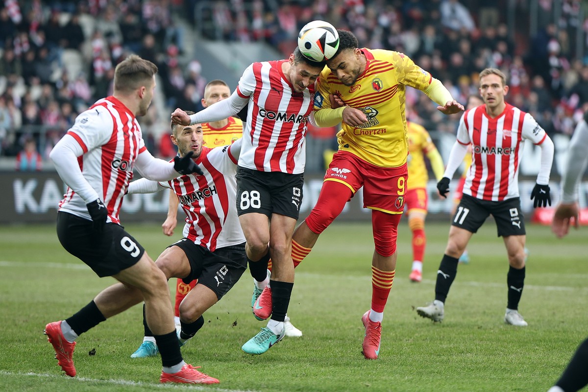 Zawodnicy Cracovii Benjamin Kallman (L) i Patryk Sokołowski (C-L) oraz Mikkel Maigaard (P) i Mohamed Lamine Diaby-Fadiga (C-P) z Jagiellonii Białystok podczas meczu 22. kolejki piłkarskiej Ekstraklasy