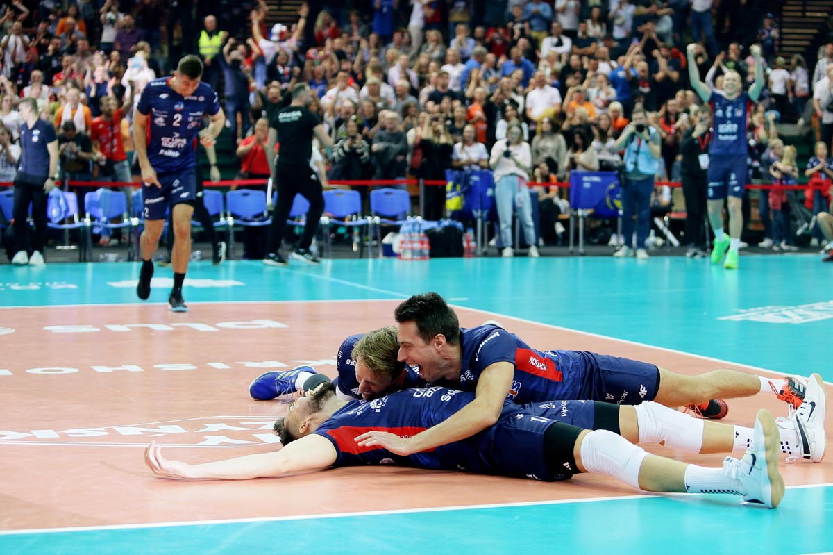 Radość zawodników Grupy Azoty ZAKSA Kędzierzyn-Koźle po zwycięstwie w meczu o Superpuchar Polski z Jastrzębskim Węglem