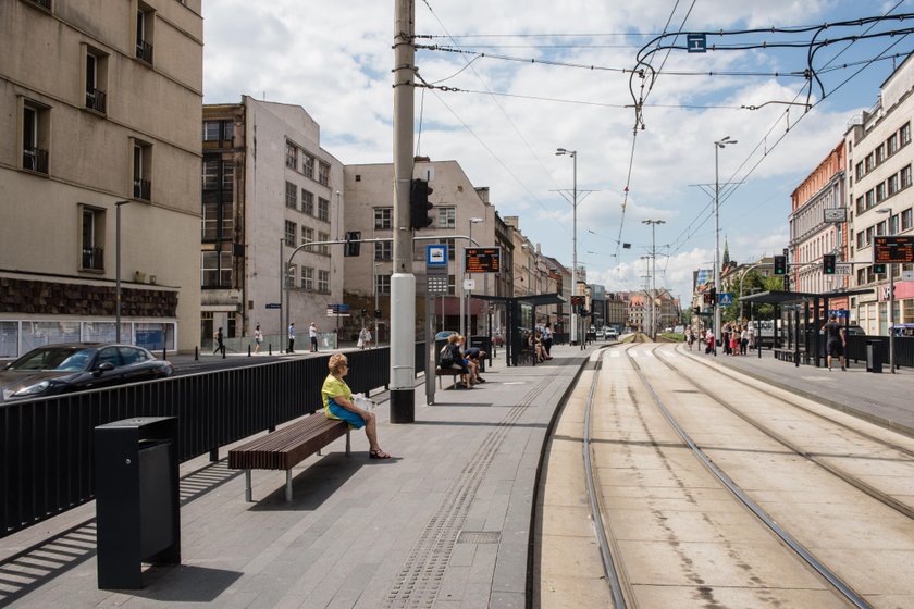 Skąpany w słońcu przystanek na ul. Świdnickiej