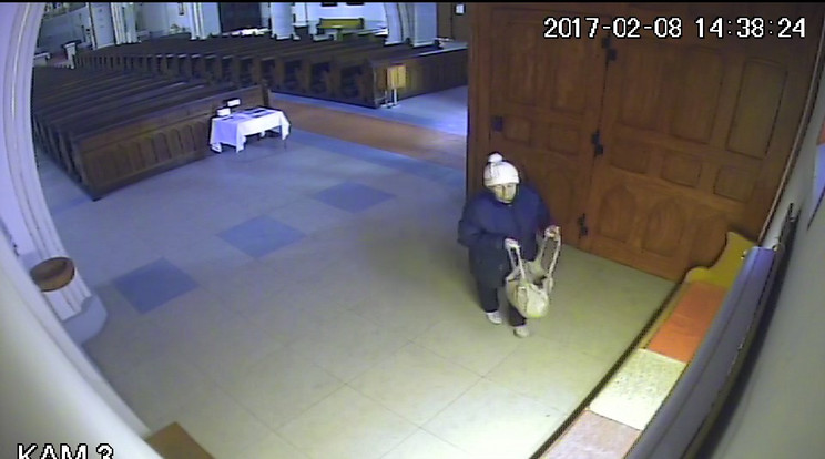 Lopott pénztárcát hagyott a nő a templomban / Fotó: police.hu
