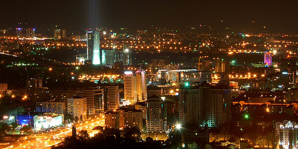 Ałmaty - widok na największe miasto Kazachstanu nocą
