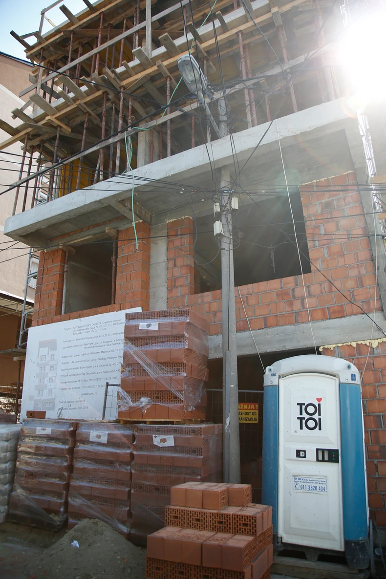 Bandera u zgradi u Ulici Veselina Masleše 40