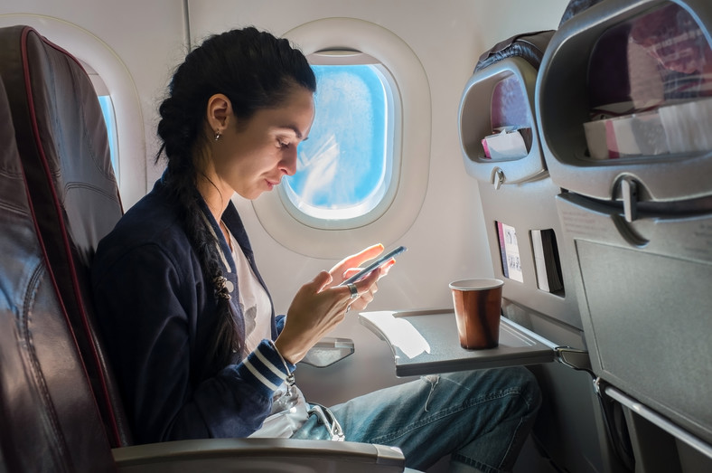 Przeglądanie treści w telefonie może odwrócić naszą uwagę od tego, co nas stresuje w czasie lotu