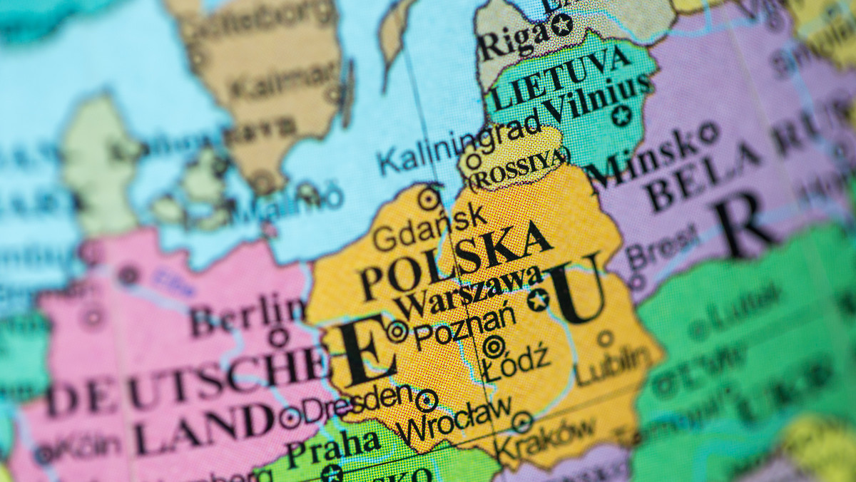 Słowo "Polska" w różnych językach brzmi... różnie. To oczywiste. W niektórych jednak nawet nie przypomina brzmienia tego słowa. Sprawdź, czy rozpoznasz, jak brzmi nazwa naszego kraju w innych językach.