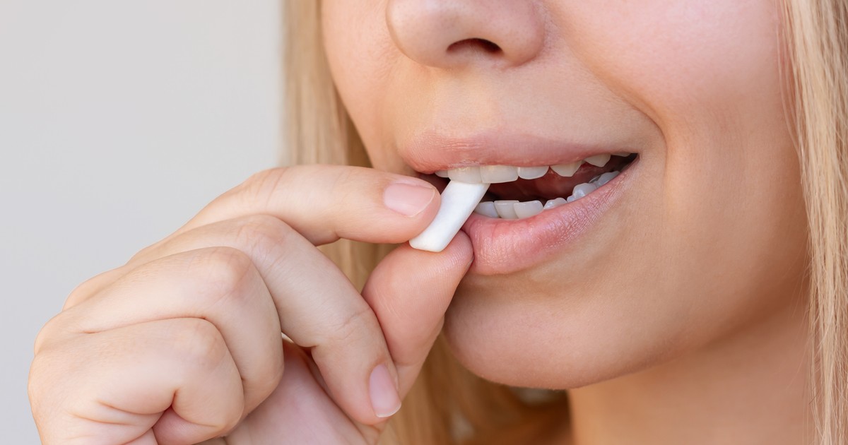 Naukowcy znaleźli mikroplastik w gumie do żucia. Pierwsze dwie minuty żucia są kluczowe