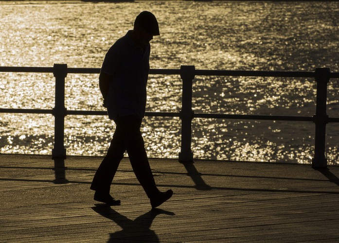 W danym momencie można być ubezpieczonym tylko w jednym kraju – w tym, w którym wykonujemy pracę (nawet jeśli w nim nie mieszkamy). Jeśli pracujemy tylko w jednym kraju, wówczas sprawa jest jasna. Jeśli jednak pracujemy na terenie więcej niż jednego państwa, wtedy jesteśmy ubezpieczeni w tym państwie, w którym wykonujemy większą część pracy lub otrzymujemy większą część wynagrodzenia. Z kolei w sytuacji, gdy jesteśmy związani z jednym pracodawcą i nie wykonujemy znacznej części pracy w państwie, w którym mieszkamy, to jesteśmy ubezpieczeni w kraju, w którym znajduje się siedziba firmy.