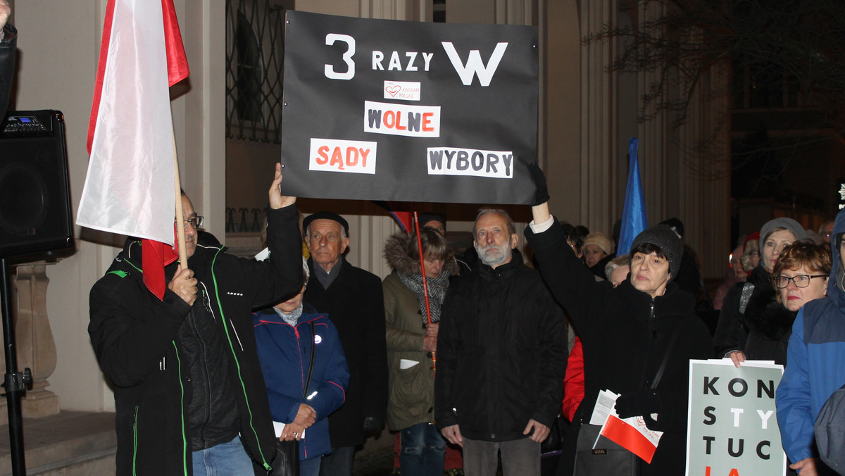 "Suweren mówi dość!". Jutro, pod takim hasłem w całym kraju znowu odbędą się organizowane przez Komitet Obrony Demokracji protesty w obronie praworządności. W Kielcach manifestacja rozpocznie się o godzinie 19.00 przed Sądem Okręgowym przy ul. Seminaryjskiej.