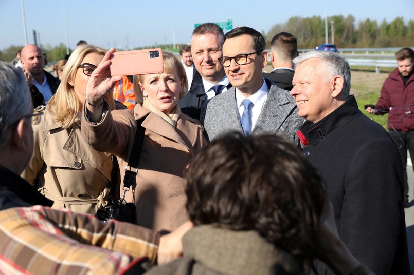 Mateusz Morawiecki oraz poseł PiS Marek Suski podczas otwarcia ciągu głównego trasy S7 na odcinku Lesznowola-Tarczyn