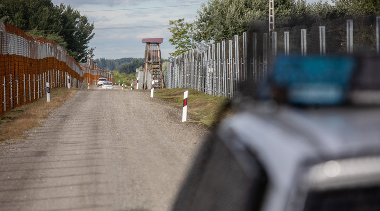 Határvadászok járőröznek a magyar-szerb határon, Röszke közelében 2022. szeptember 28-án / Fotó: MTI/Rosta Tibor