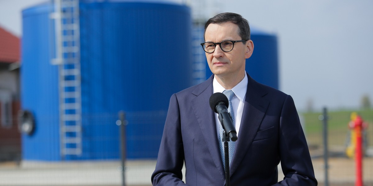 Premier Mateusz Morawiecki podczas wizyty na terenie budowy stacji uzdatniania wody we wsi Blanki.