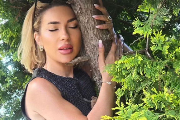 "POVEZANOST SA PRECIMA" Jovana Jeremić otišla u park i GRLI DRVEĆE: "Nije za obične" (FOTO)
