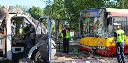 Autobus zderzył się ze śmieciarką