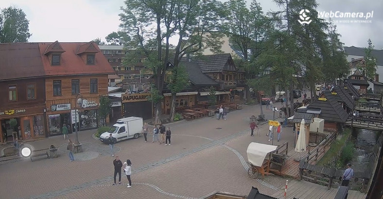 Turyści w Zakopanem. Widok z WebCamera.pl z 10.06.2022 r., godzina 9.54