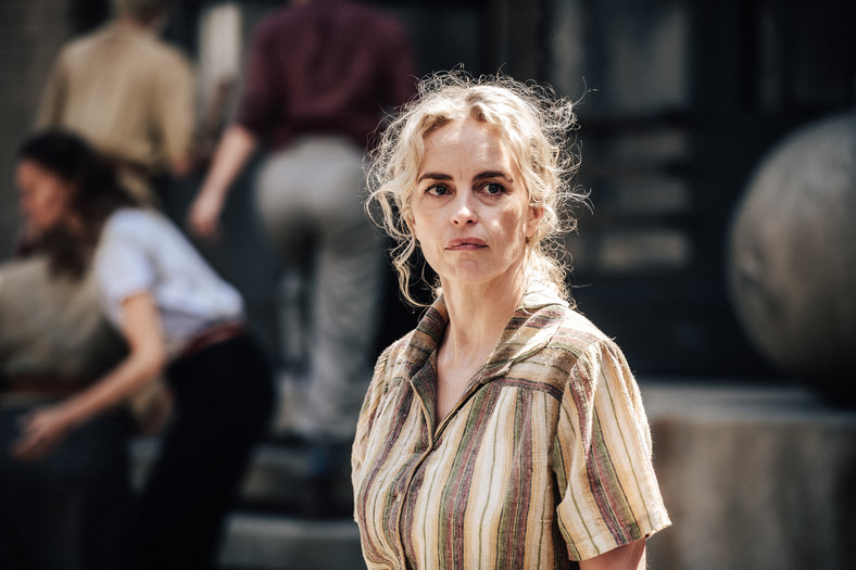 "Pokonani" - kadr z serialu. Na zdjęciu: Nina Hoss