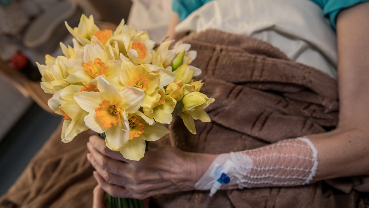 Hospicjum św. Łazarza w Krakowie, borykające się w czasie pandemii z kłopotami finansowymi, zdecydowało się na zorganizowanie – choć w ograniczonym zakresie tradycyjnej Kwesty Listopadowej na krakowskich cmentarzach. Wolontariusze będą zbierać datki nie w jeden a w dwa weekendy.