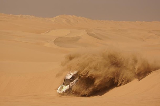 dakar 2013 samochód pustynia wypadek Hołowczyc