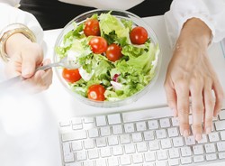 Zamiast słodyczy - 8 zdrowych przekąsek do biura