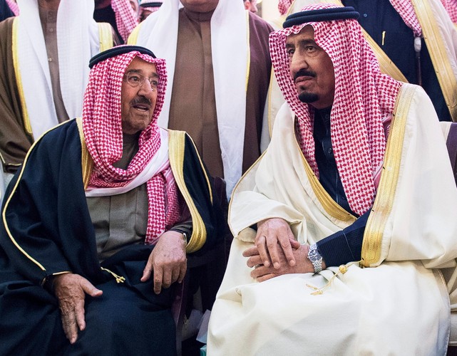 Nowy król Arabii Saudyjskiej Salman bin Abdulaziz al-Saud, brat zmarłego króla, i emir Kuwejtu, Sabah al-Ahmad al-Jaber al-Sabah, rozmawiają na pogrzebie saudyjskiego króla