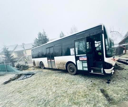 Autobus v Gerlachove narazil do oplotení.